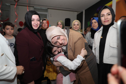 AK Parti Kadın Kolları Başkanı Ercan, hastanede tedavi gören çocukları ziyaret etti