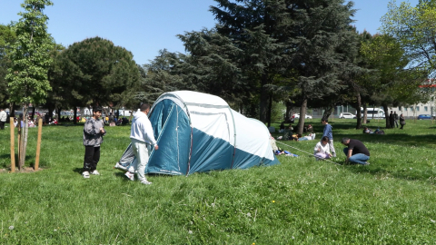 İstanbul - İstanbul'da evlerine dönmekten çekinenler yeşil alanlarda çadır kurdu