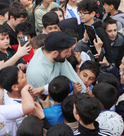 Okul ziyaretinde bulunan Erzurumspor başkanı, teknik direktörü ve kaptanı izdihama neden oldu
