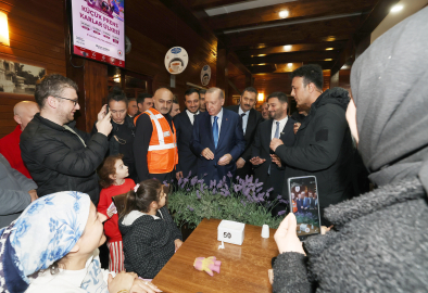 İstanbul - Cumhurbaşkanı Erdoğan, Hasbahçe Sosyal Tesisleri'nde depremden etkilenenleri ziyaret etti