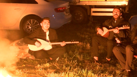 İstanbul - İstanbul'da depremin ardından 3'ncü gece; ateş başında bağlama çalıp türkü söylediler
