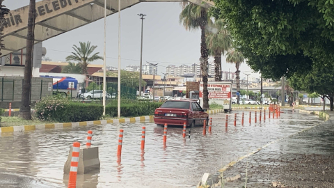 Adana'da sağanak sele neden oldu