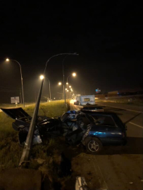 Otomobil aydınlatma direğine çarptı: 1 ölü, 1 yaralı