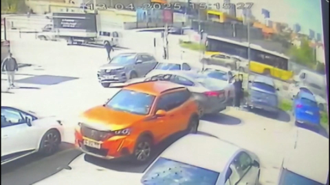 İstanbul - Ataşehir'de motosiklet yayaya çarptı; o anlar kamerada