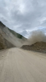 Artvin’de heyelan nedeniyle karayolu kapandı; o anlar kamerada