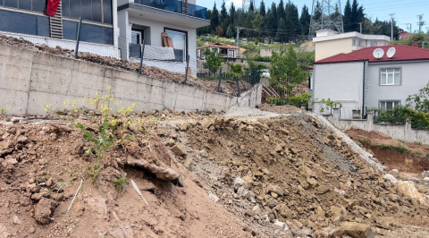 Tahliye edilen binanın önündeki istinat duvarına 'geçici dolgu'