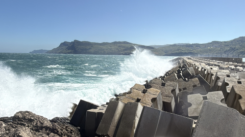 Bartın - Amasra'da fırtına; dalga boyu 5 metreye ulaştı, helikopter piste güçlükle indi /Video eklendi