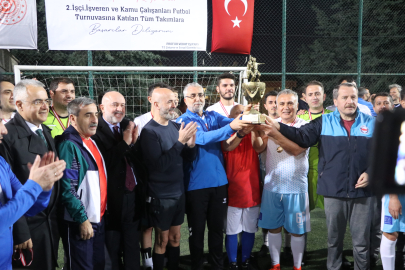 Bakan Işıkhan'dan '1 Mayıs Futbol Turnuvası Finali'nde başlama vuruşu