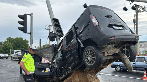 Sinyalizasyon direğine çarpan hafif ticari aracın sürücüsü öldü, 3 yaralı