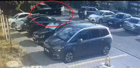Ankara- Otomobiliyle site kapısına ardından da önünde bekleyen çifte çarptı: o anlar kamerada /Video yeniden