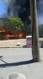 İstanbul- Küçükçekmece'de gecekondunun bahçesinde çıkan yangın otomobile sıçradı