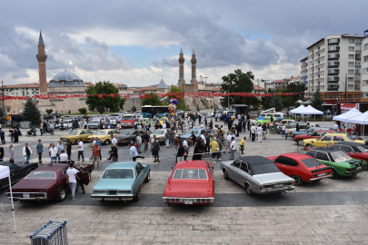 Sivas'ta klasik otomobil fuarı açıldı