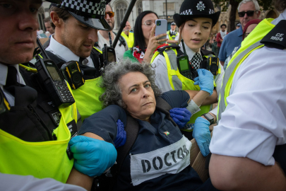 Londra’da yasaklı ‘Palestine Action’ grubuna destek eyleminde 890 gözaltı