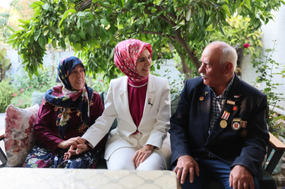 Bakan Göktaş'tan 48 yıllık evli çifte ziyaret