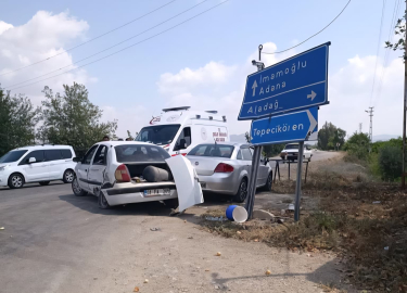 Kavşakta otomobillerin çarpıştığı kaza kamerada; biri bebek 4 yaralı