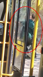 Minibüs şoförü ie yolcunun 'durak' kavgası kamerada