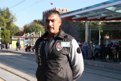 Tramvayın altında kalmaktan güvenlik görevlisi kurtardı; o anlar kamerada (2) / Video eklendi