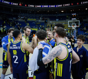 Fenerbahçe taraftarı parkede takımlarını yalnız bırakmıyor