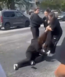 Çanakkale’de liseli 2 kız öğrenci okul çıkışında kavga etti; o anlar kamerada