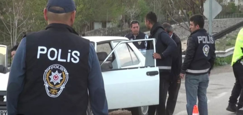 Ankara'da 'dur' ihtarına uymayan otomobilde esrar ele geçirildi; 3 kişi tutuklandı