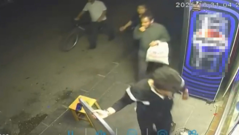 Kaldırımda çekirdek çitleyerek yürürken taburedeki cep telefonunu çaldı