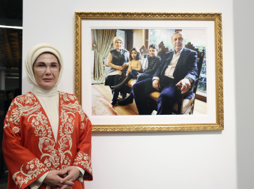 İstanbul- Emine Erdoğan, Vakıfbank Sanat Galerisi'nin açılışına katıldı / Görüntü Eklendi