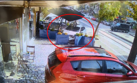 Cipe çarpmamak için manevra yaptığı otomobiliyle pastaneye giren sürücü yaralandı