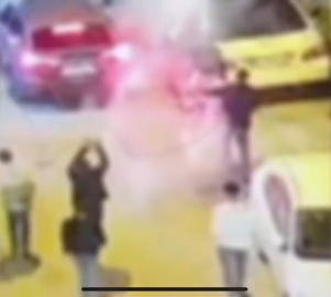 İstanbul - Beyoğlu'nda evin yandığı kız isteme töreninde havai fişek atılan anlar kamerada: 2 kişi tutuklandı