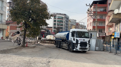 Gebze’de yıkılan binanın enkazını kaldırma çalışmaları sürüyor