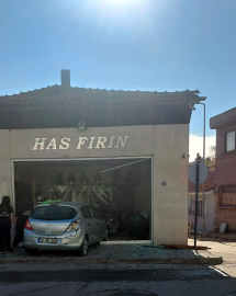 Edirne’de otomobil ekmek fırınına daldı: 4 yaralı