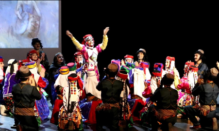 Üniversiteliler, türküler eşliğinde bar oyunlarını sahneledi