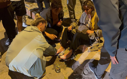 Yangında ayakları yanan kadın ile kedisine, komşuları yanık kremiyle müdahale etti