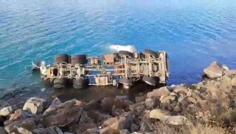 Hazar Gölü’ne uçan beton mikserinin şoförü kurtarıldı
