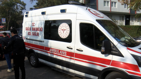 İstanbul- Bakırköy'de trene binmek isterken ayağı sıkışan yolcuyu görevliler kurtardı