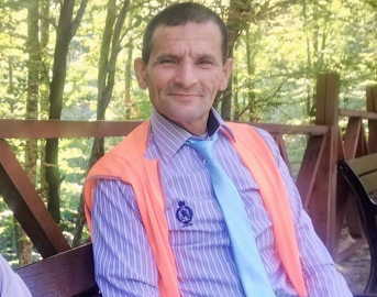 Üzerine ağaç devrilen belediye temizlik işçisi öldü