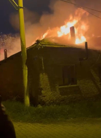 Turgutlu’da alevlere teslim olan iki evde hasar oluştu