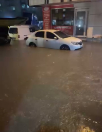 İstanbul - Sultangazi'de yağış sonrası araçlar yolda mahsur kaldı