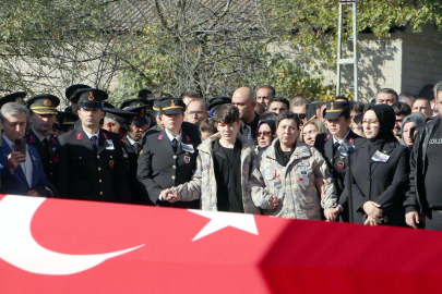 Şehit Astsubay Başçavuş Aykut’u, eşi ve oğlu parkasını giyerek son yolculuğuna uğurladı / Ek fotoğraflar