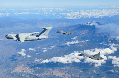 Hindistan'da orduya ait eğitim uçağı düştü