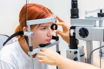 “Yakın Görmede Devrim: Lazer ve Biyolojik Doku Nakliyle Gözün Doğal Gücü Geri Kazandırılıyor”