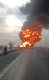 Mersin'de akaryakıt yüklü tanker alev alev yandı