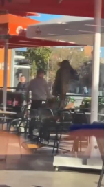 İstanbul - Kağıthane’de restoranda sandalyeli kavga: Masaya atladı kayarak düştü