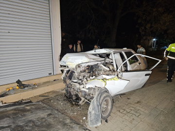 Çocuk sürücünün kullandığı otomobil, kamyonetle çarpıştıktan sonra evin duvarına vurdu: 1 ölü, 1 yaralı