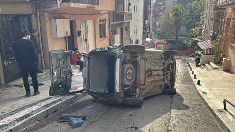 Park halindeyken hareket eden hafif ticari araç, duvara çarpıp devrildi