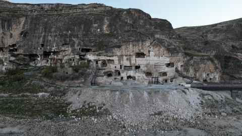 Tarihi Hasankeyf’teki 5 bin yıllık mağaralardan 10’u turizme açılıyor