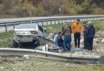 Bariyerleri aşıp refüje giren otomobildeki 2 kişi yaralandı