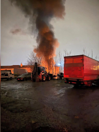 İstabul - Gaziosmanpaşa'da otoparkta yangın: 14 araç zarar gördü