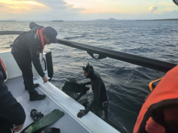 Bozcaada açıklarında karaya oturup su alan teknedeki 2 kişi kurtarıldı