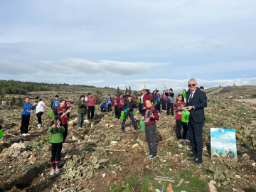 100 yaşına giren hayırsevere öğrencilerden fidan dikim etkinliği ile kutlama