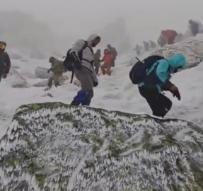 Kar ve buzla kaplı Köroğlu Dağı’nda zorlu yürüyüş